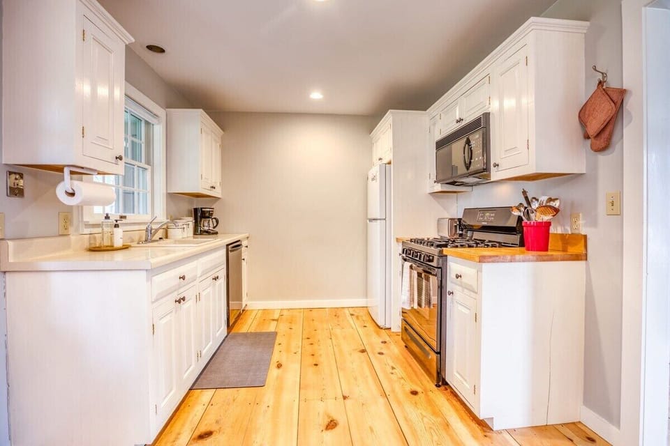 Dishwasher, gas range, microwave, coffee maker