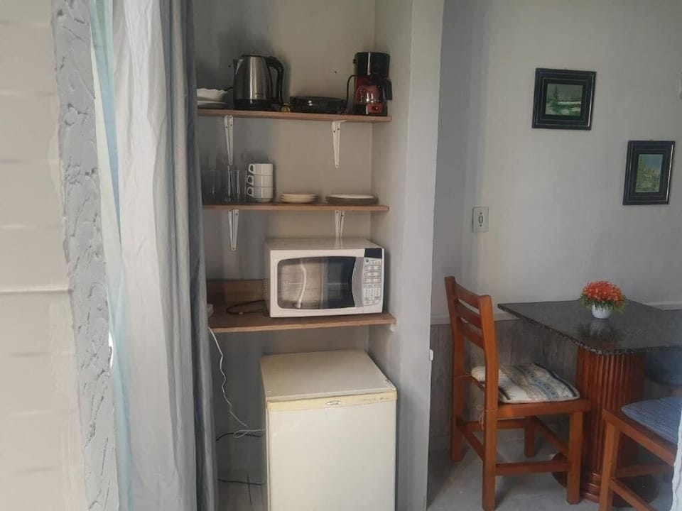Executive Suite, Pool Access, Garden View | Private kitchen