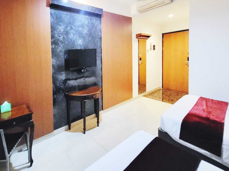 Deluxe Twin Room | Select Comfort beds, desk, laptop workspace, blackout drapes