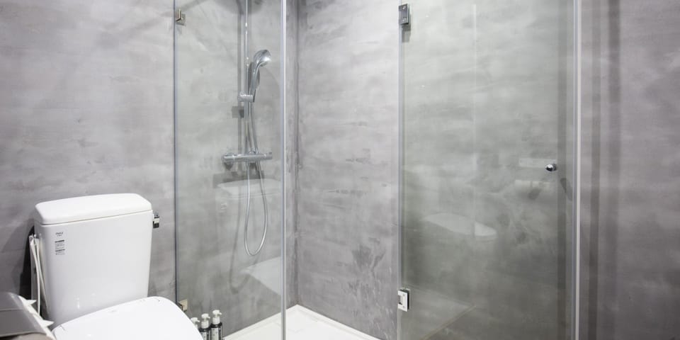 Combined shower/tub, deep soaking tub, free toiletries, slippers