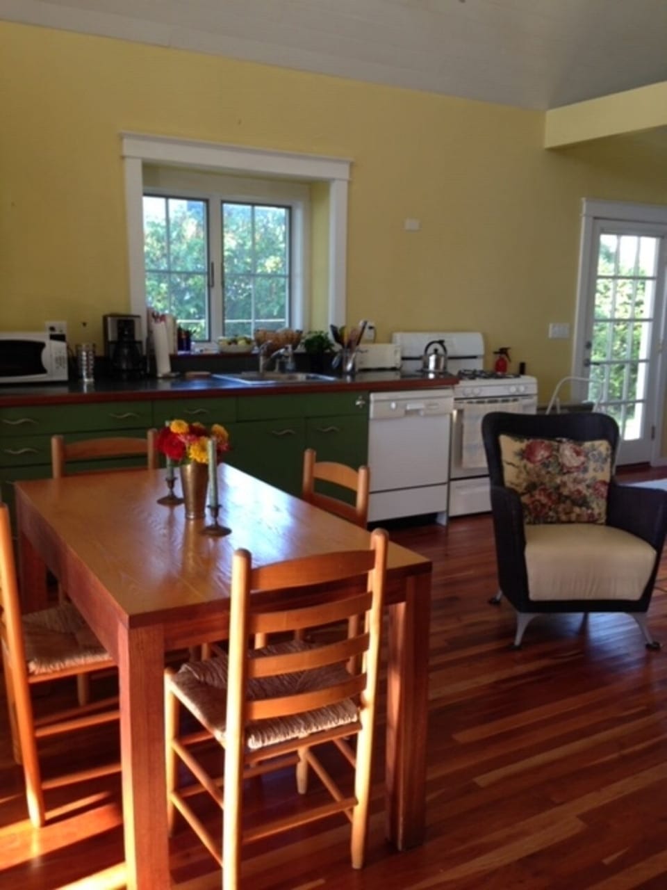 Dining Lake Side