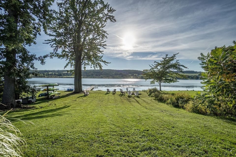 Large yard between the house and the lake
