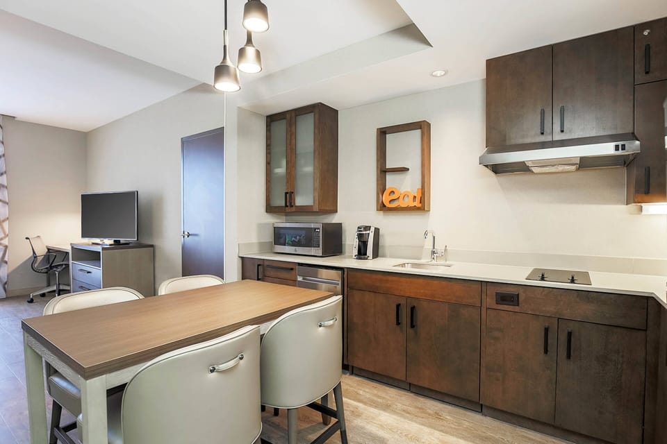 Fridge, microwave, stovetop, dishwasher