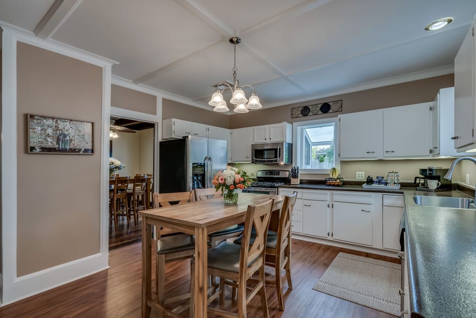 Eat-in kitchen with table for 4!