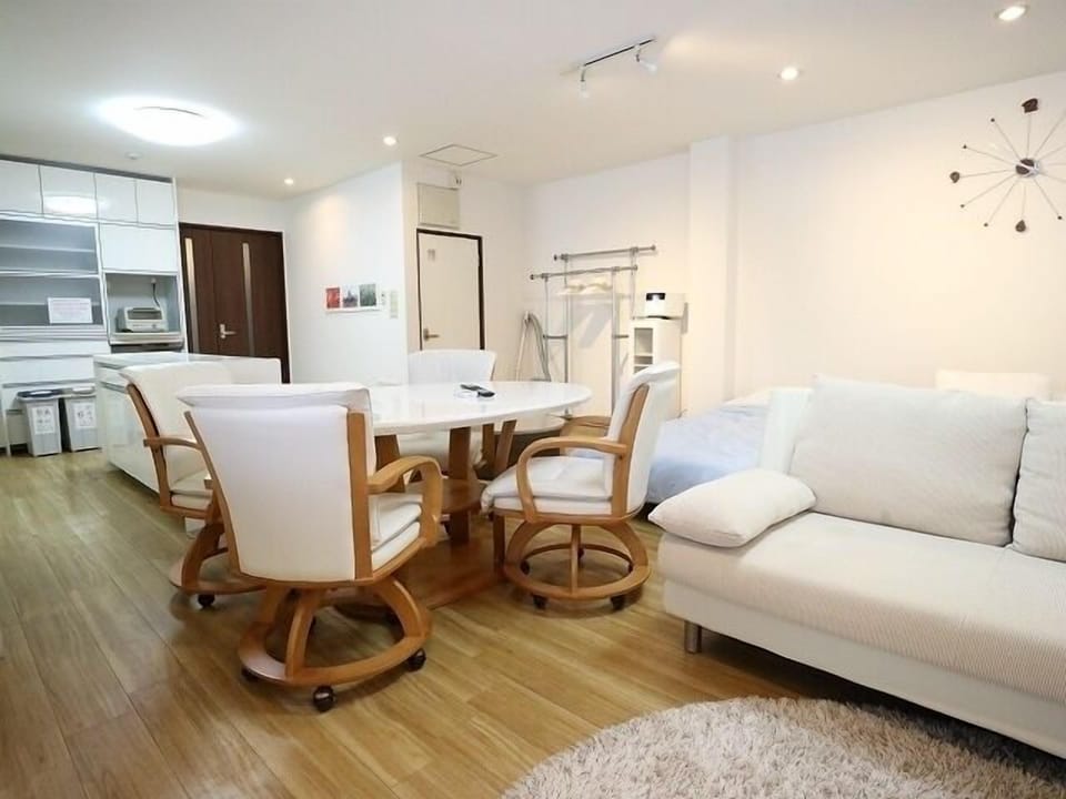 3A Spacious room with Built-in Kitchen!