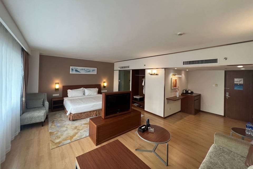 Suite, 1 King Bed (Elegant) | Minibar, in-room safe, desk, rollaway beds