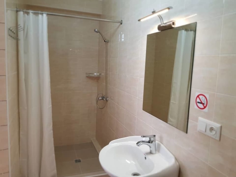 Shower, free toiletries, towels