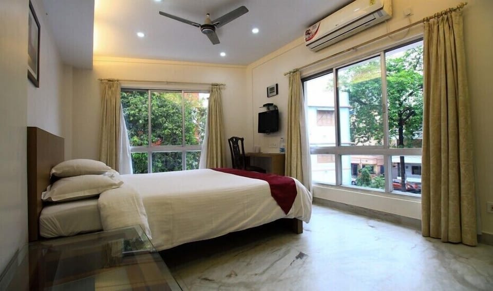 Deluxe Room, 1 King Bed | Free WiFi, bed sheets