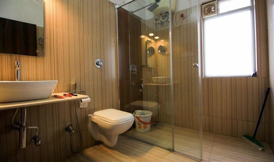 Superior Room, 1 King Bed | Bathroom | Shower, free toiletries, towels