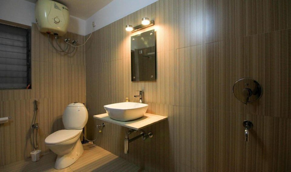 Shower, free toiletries, towels
