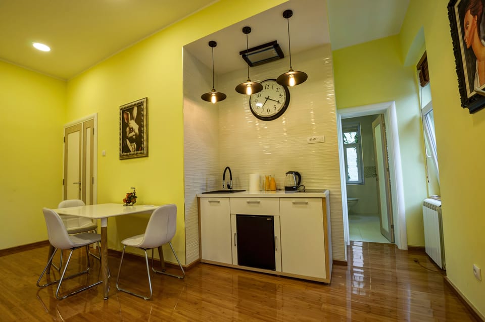 Family Apartment, 1 King Bed, Garden View | In-room dining