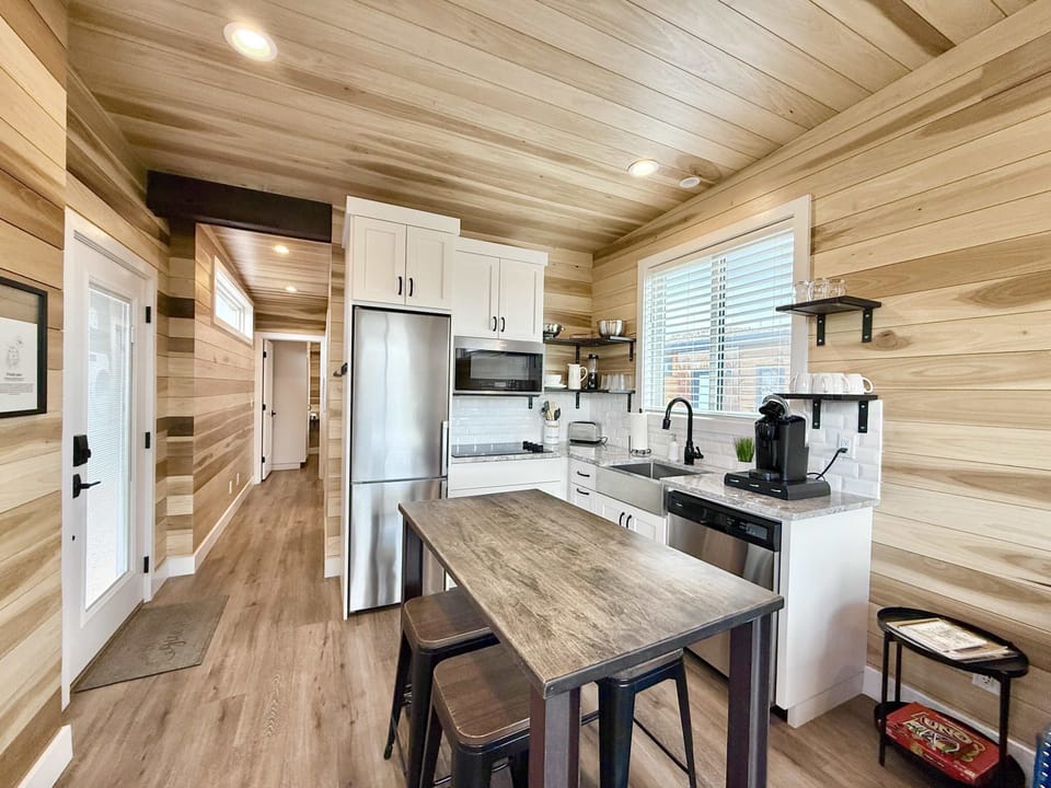 You’ll find everything you need to prepare delicious meals during your stay: large fridge, stovetop, convection microwave oven, coffee station, farmhouse sink and a dining table for 4.