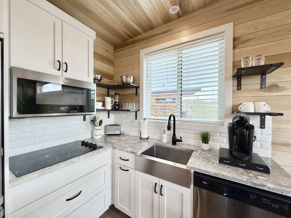 Enjoy the kitchen with a big sink and everything you need!