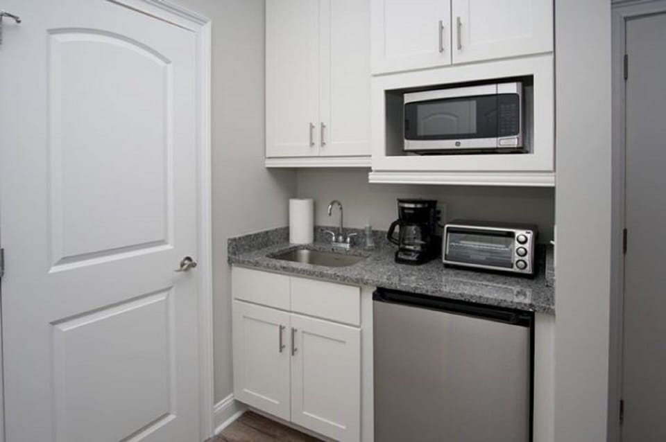 Detached mother in law suite has its own great amenities. 