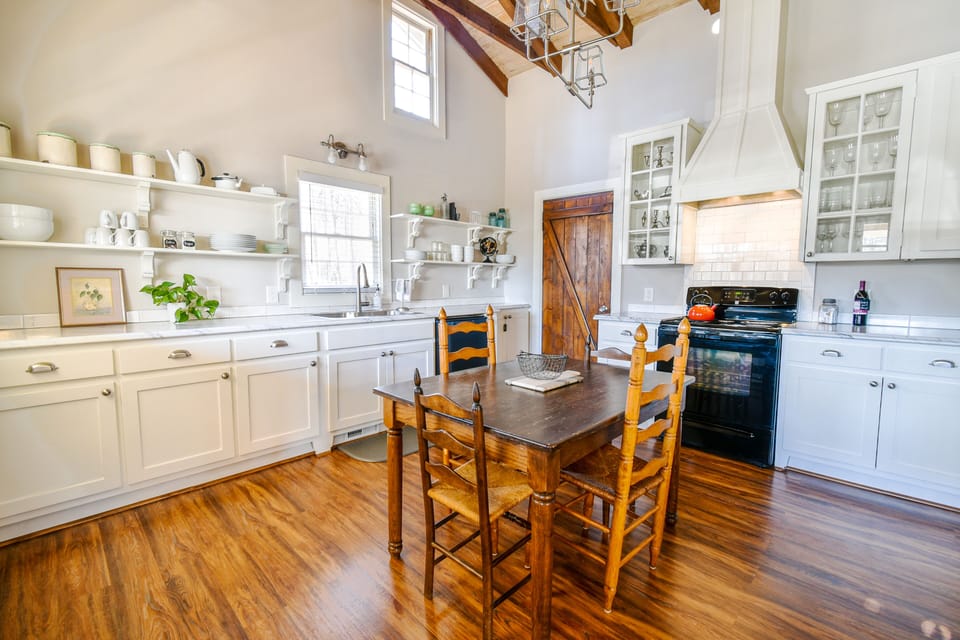 Fully stocked eat-in kitchen.