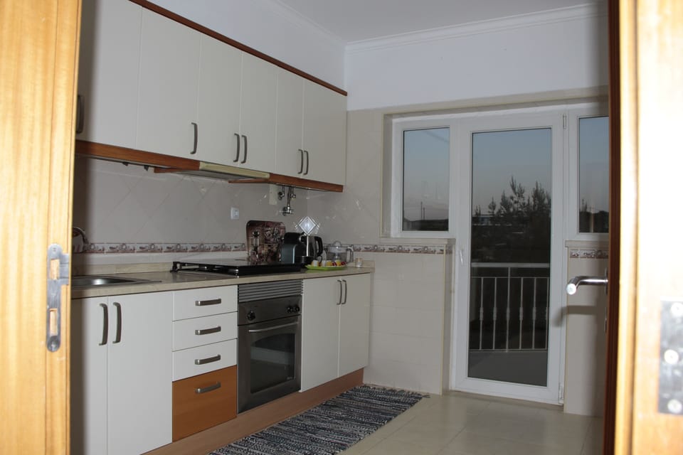 Cozinha e porta de acesso á varanda lateral