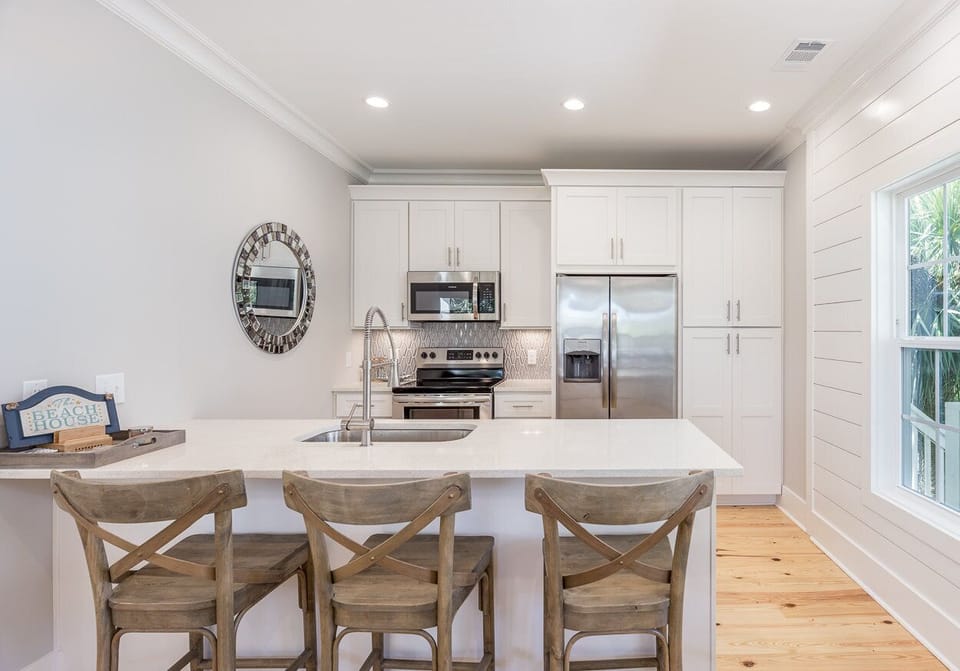 Fully equipped kitchen with seating