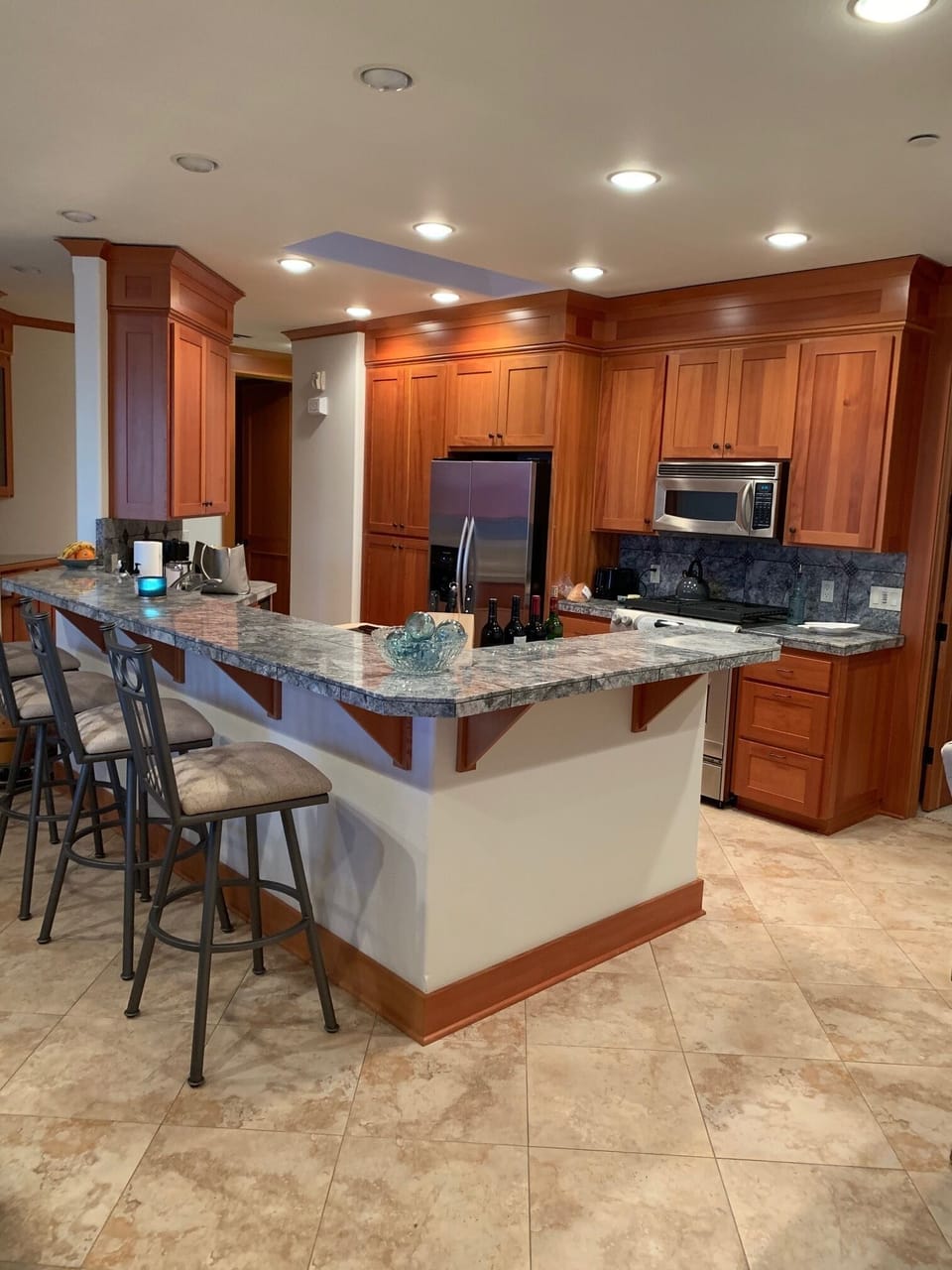 Kitchen- Bar stool seating for 4