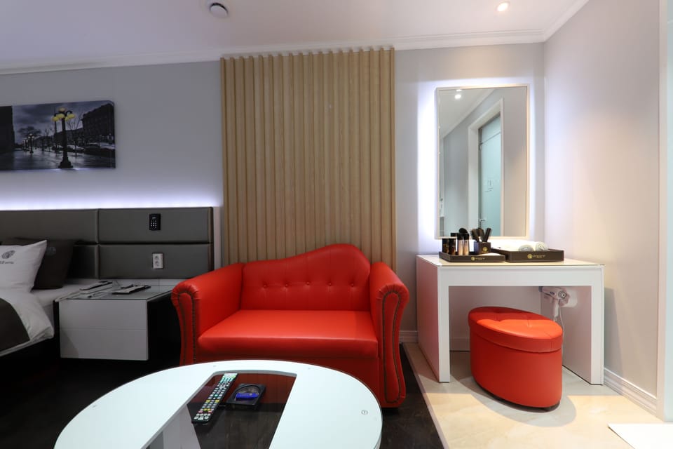 Business Room (B) | Desk, blackout drapes, soundproofing, free WiFi