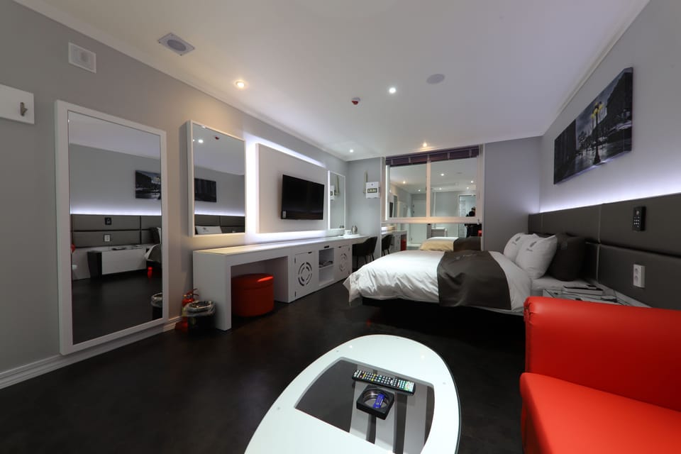 Business Room (B) | Desk, blackout drapes, soundproofing, free WiFi