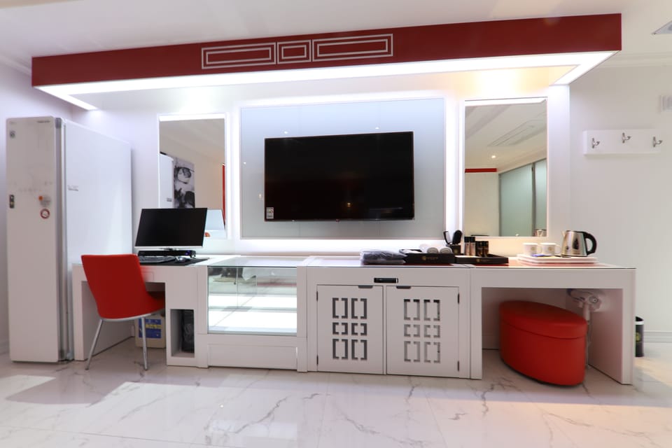 Deluxe Room, Jetted Tub | Room amenity