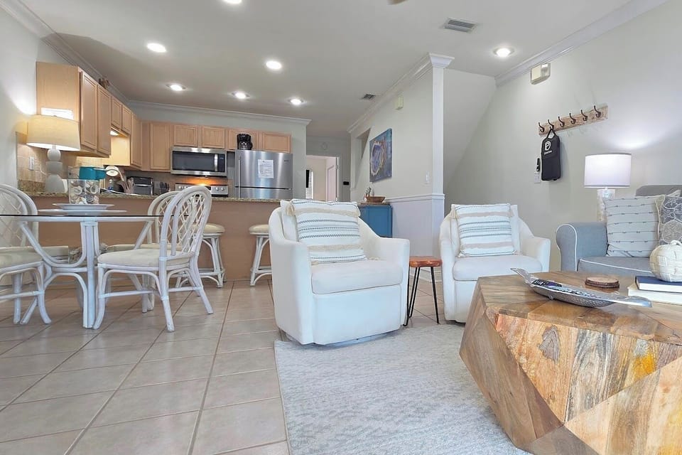 Easy and Comfortable Living and Dining Space 