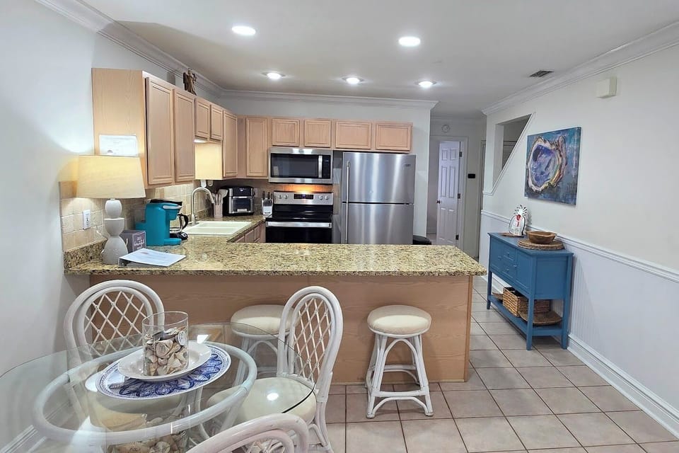 Dining and Large Breakfast Bar 