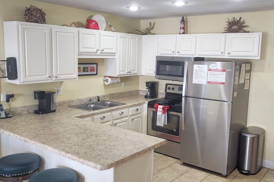 Fully Equipped Kitchen with Breakfast Bar
