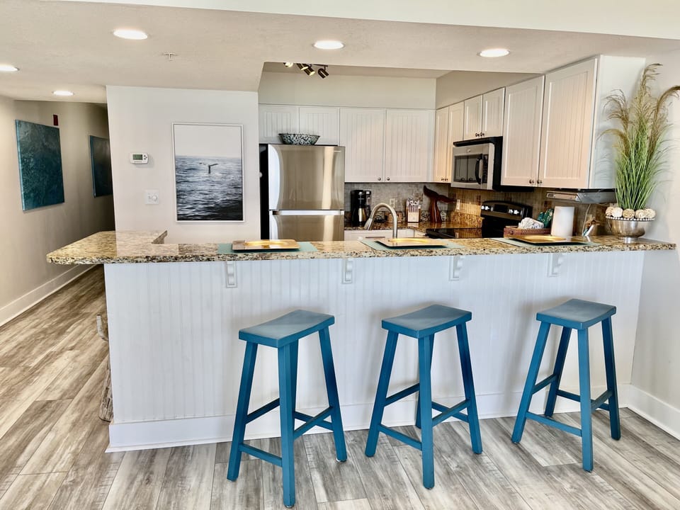 Fully stocked kitchen has a Keurig drip / K-cup combo coffee maker!