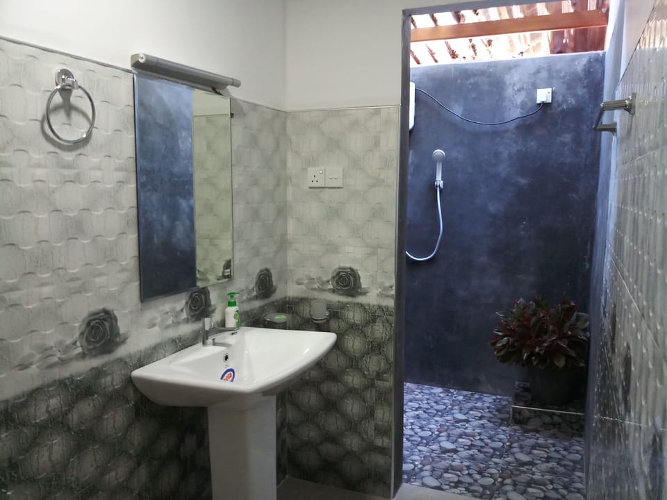 Deluxe Triple Room, 3 Bedrooms, Non Smoking, Garden View | Bathroom | Bidet, towels