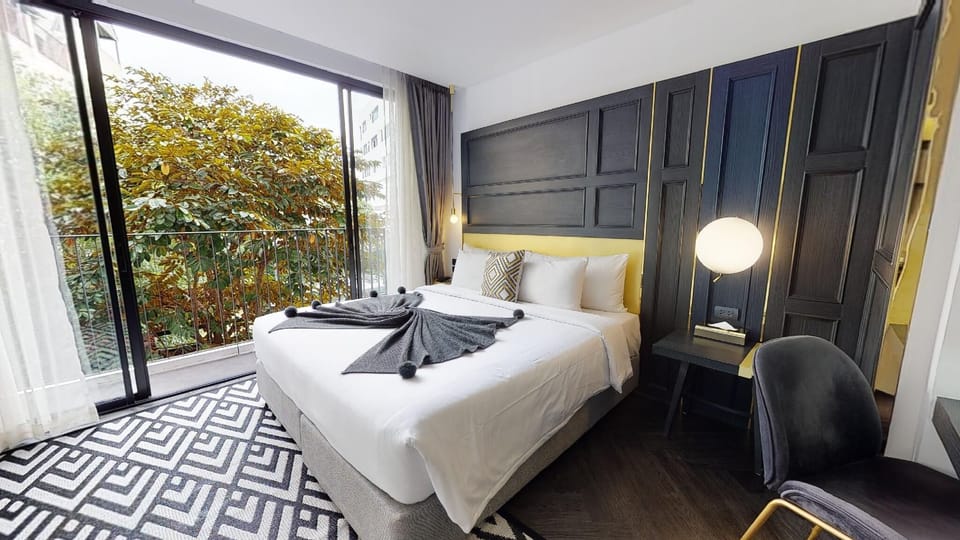 Deluxe Room, 1 King Bed, Pool View | Free minibar items, in-room safe, desk, laptop workspace