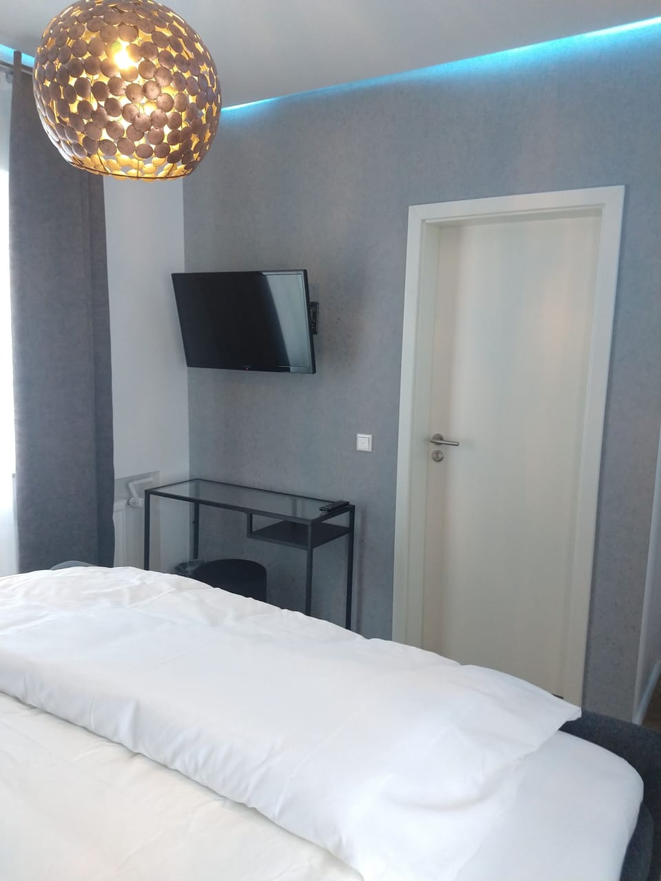 2 bedrooms, hypo-allergenic bedding, desk, soundproofing
