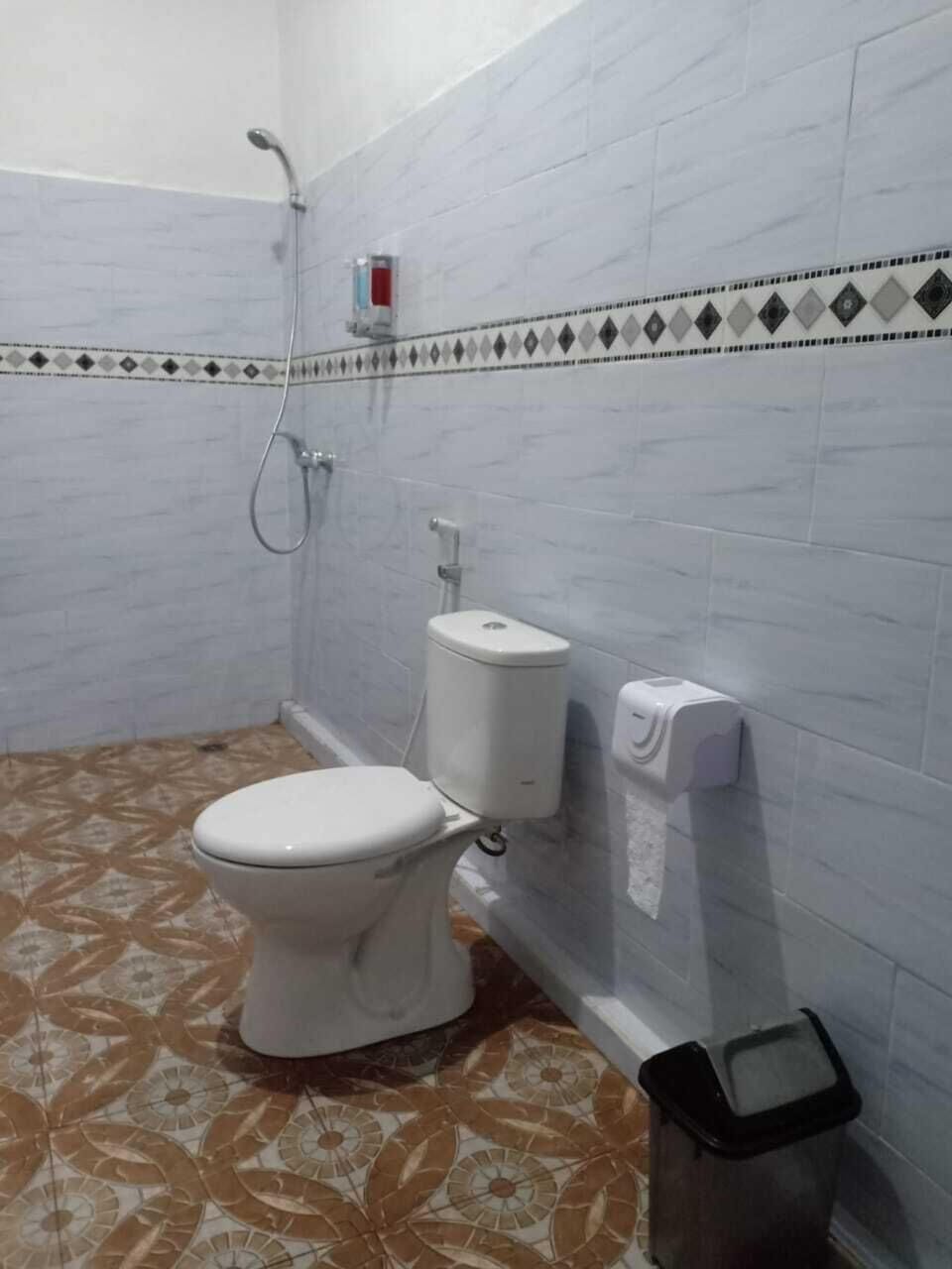Deluxe Double Room | Bathroom | Shower, towels, soap, shampoo