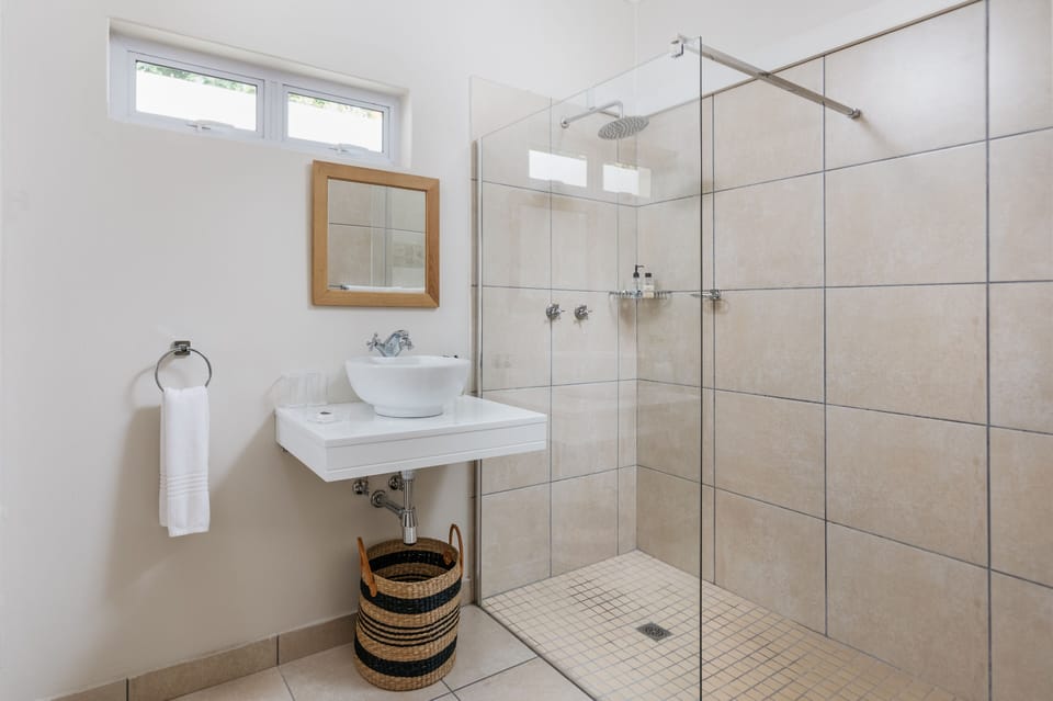 Comfort Double Room (6) | Bathroom | Free toiletries, hair dryer, towels