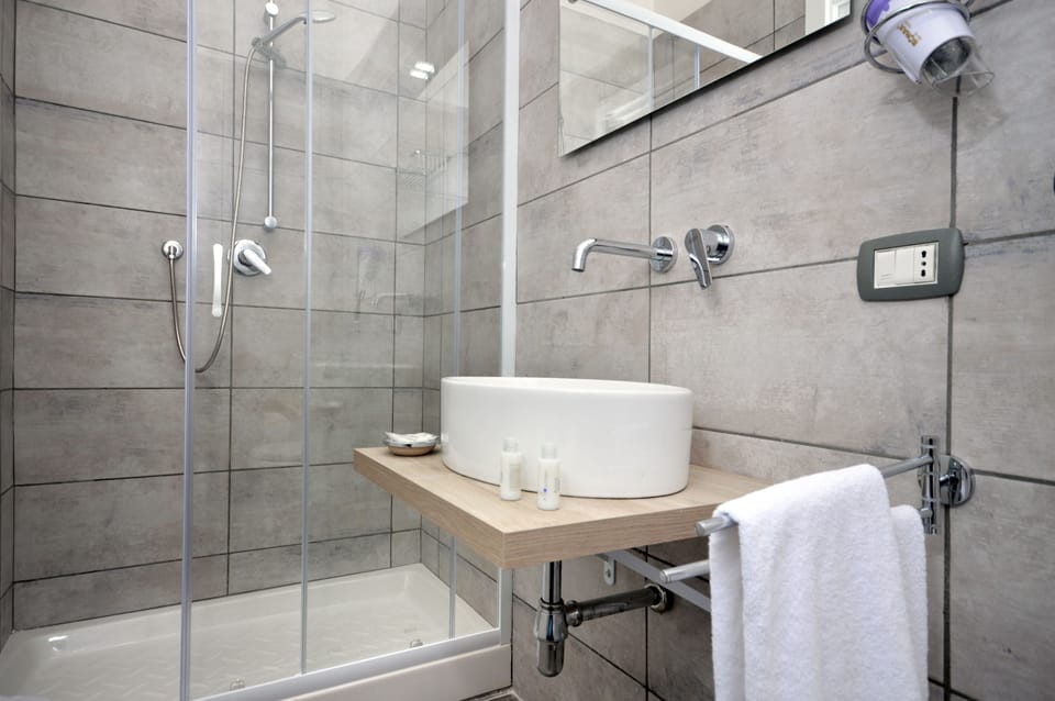 Luxury Quadruple Room, Multiple Beds, City View (4) | Bathroom | Shower, free toiletries, hair dryer, towels
