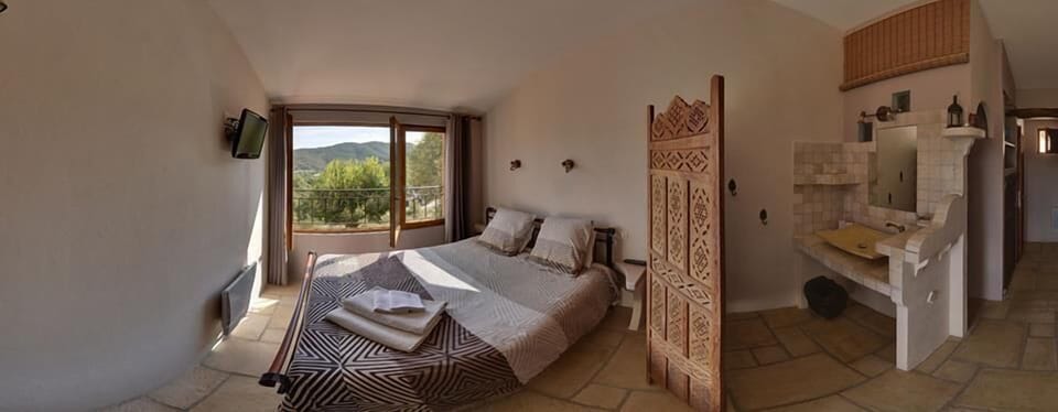 Double Room (Rose des sabes) | Individually decorated, individually furnished, iron/ironing board