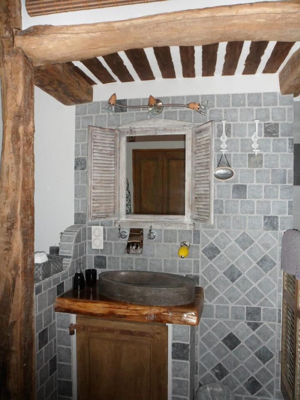 Honeymoon Double Room, 1 Queen Bed | Bathroom | Shower, free toiletries, hair dryer, towels