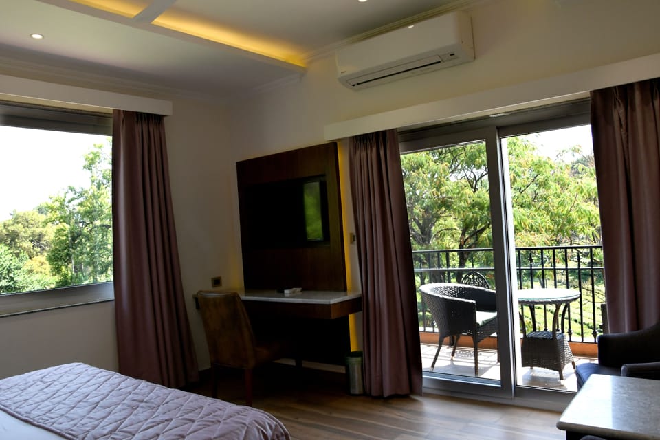 Camellia | Premium bedding, minibar, blackout drapes, free WiFi