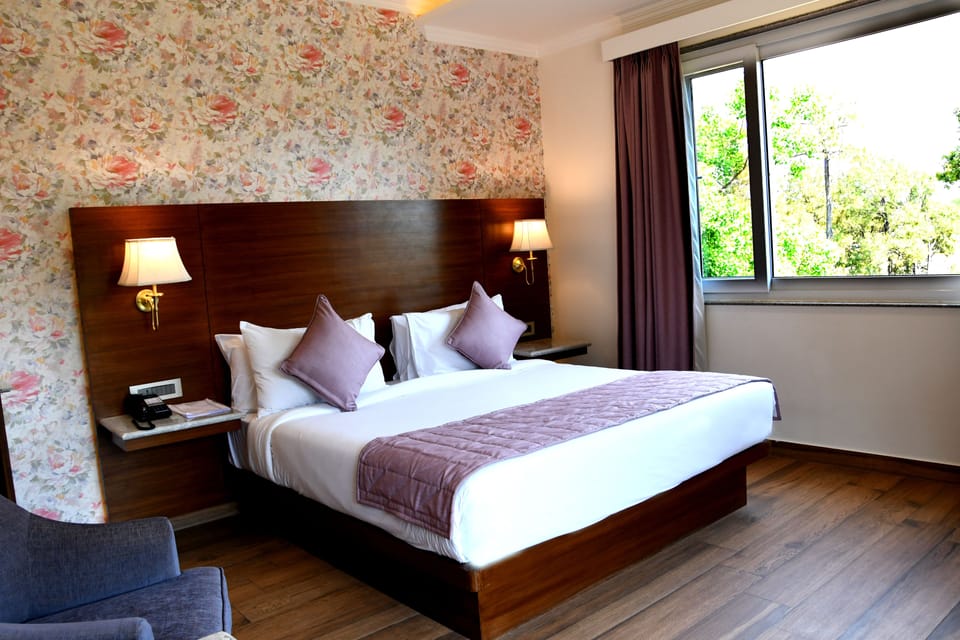 Camellia | Premium bedding, minibar, blackout drapes, free WiFi