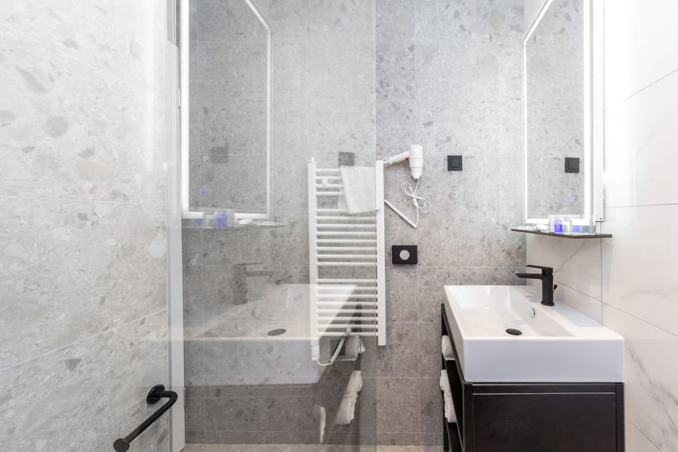 Standard Twin Room | Bathroom | Shower, hair dryer, towels, soap