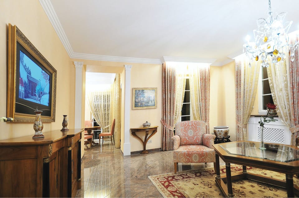 Suite, 1 Bedroom, Balcony (2 Persons) | Living area