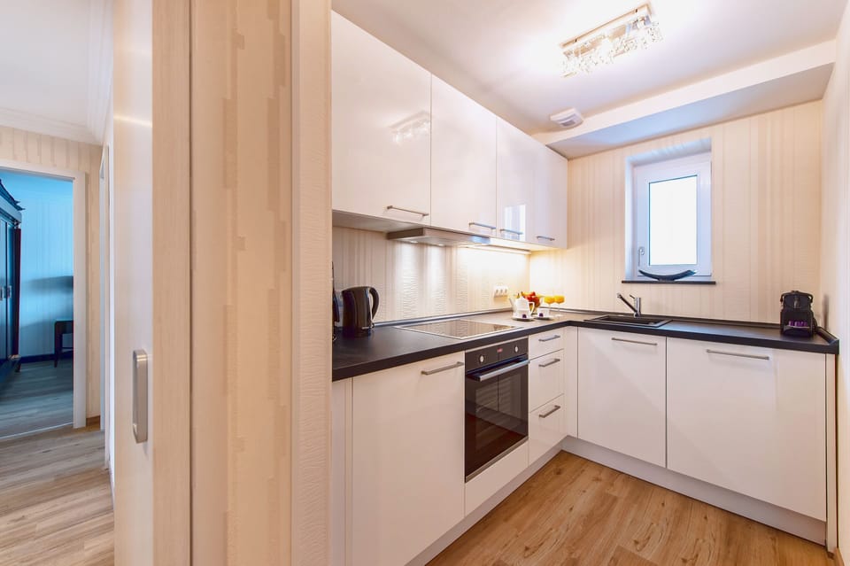 Full-size fridge, microwave, oven, stovetop