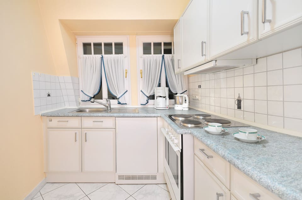 Full-size fridge, microwave, oven, stovetop
