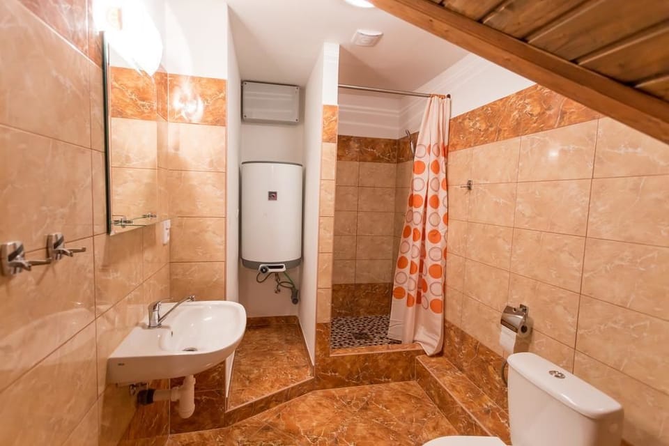 Family Room, Multiple Beds, Ensuite | Bathroom | Shower, towels