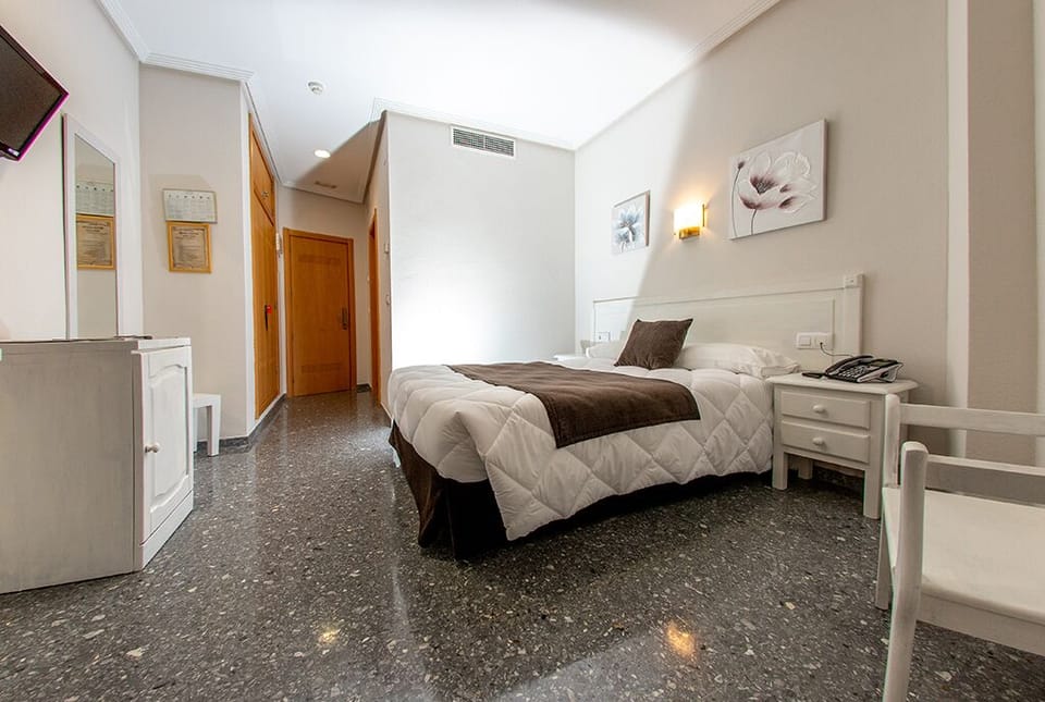 Double Room | Minibar, desk, soundproofing, iron/ironing board