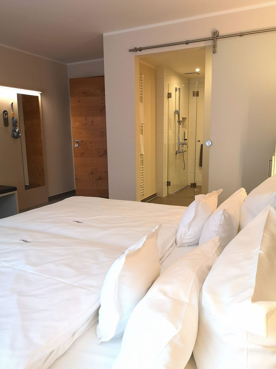 Doppelzimmer Deluxe mit Terrasse | Hypo-allergenic bedding, in-room safe, desk, iron/ironing board