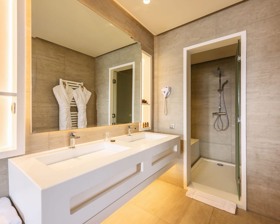 Classic Double Room | Bathroom | Shower, hair dryer, bathrobes, slippers