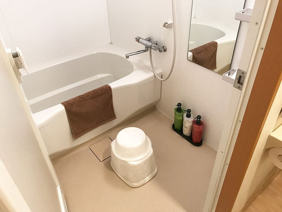 Semi Double Room | Bathroom | Combined shower/tub, free toiletries, hair dryer, slippers