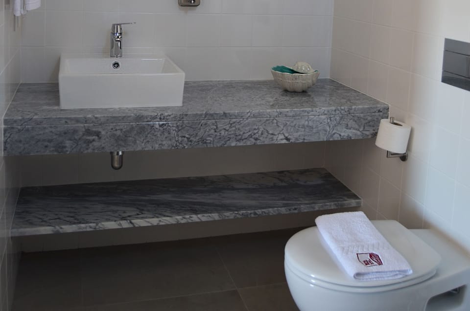 Double Room, Vineyard View | Bathroom | Shower, free toiletries, hair dryer, towels