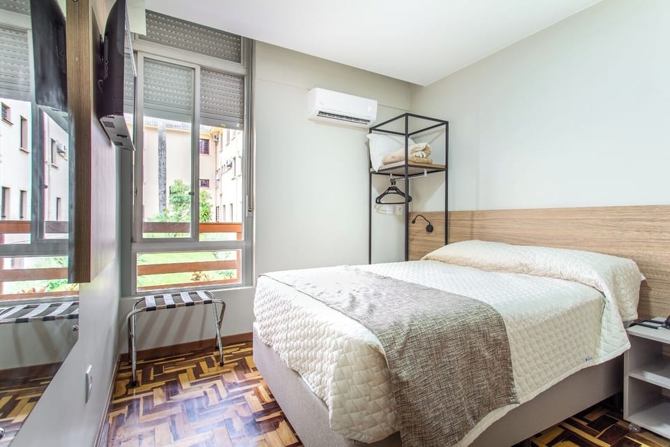 Comfort Room | Desk, laptop workspace, free WiFi, bed sheets